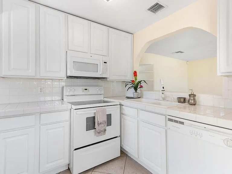 272 NE 13th St — Photo 9