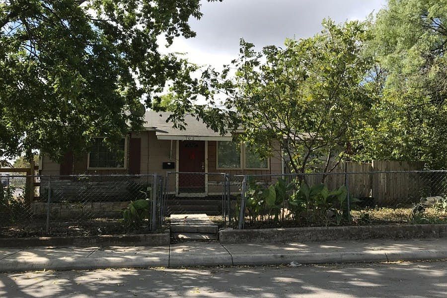 1st image of 702 Albert St