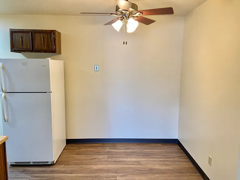 Windsor Crest Apartments — Photo 60