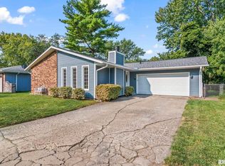 427 Woodland Dr, Chatham, IL