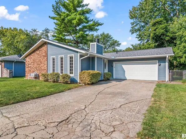 427 Woodland Dr, Chatham, IL 62629