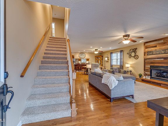 5th image of 613 Willowcrest Pl