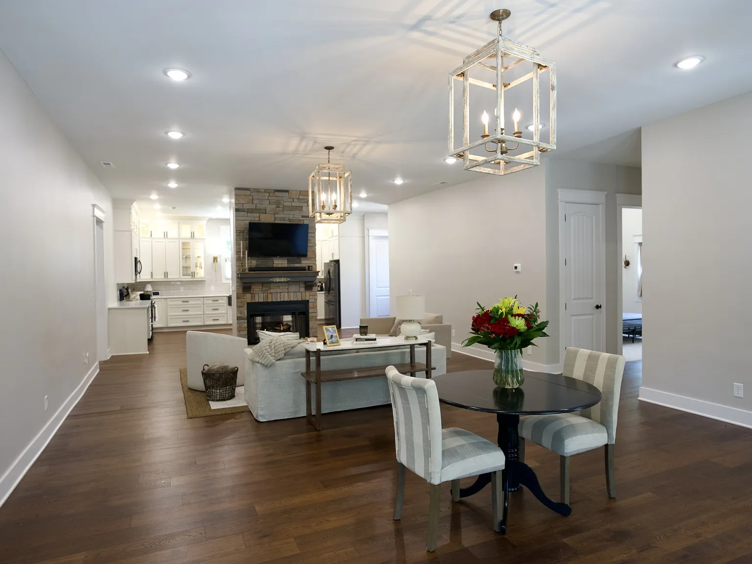4 bed, 2593 sqft, $4,000 — Photo 3