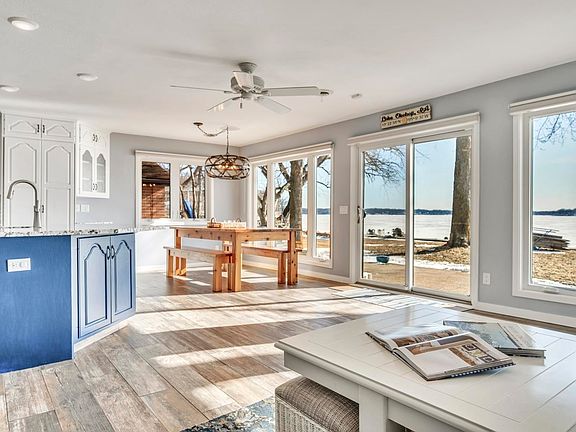 3rd image of 2209 Lakeshore Dr
