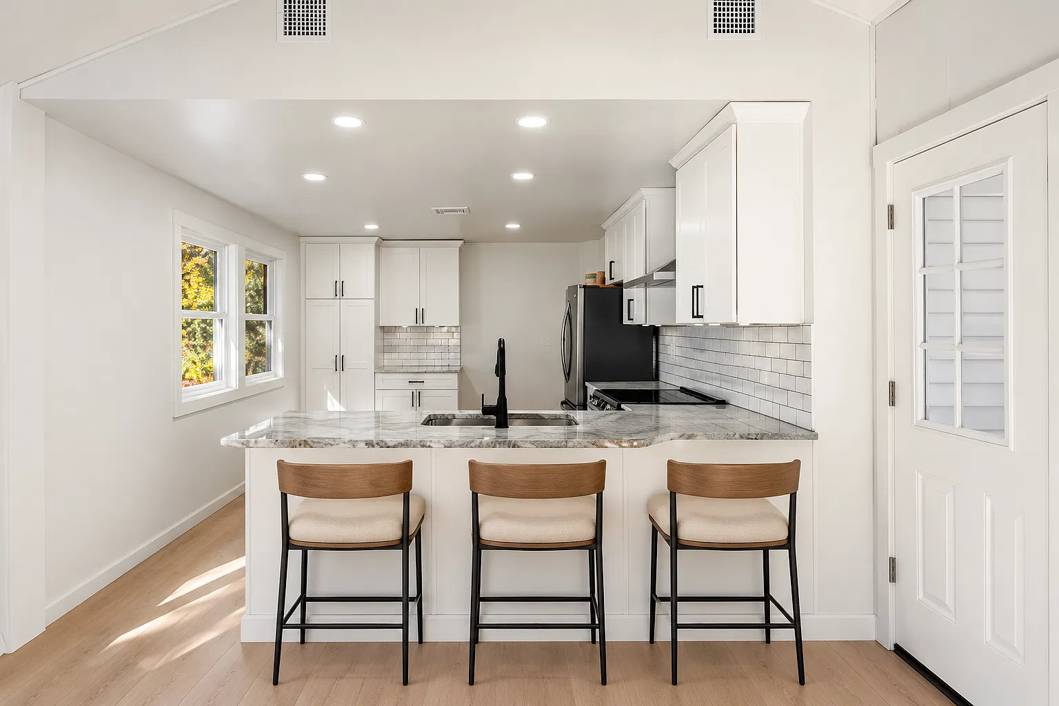4 bed, 2294 sqft, $3,950 — Photo 3