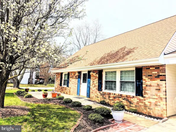 910 Barrington Dr, Waldorf, MD 20602