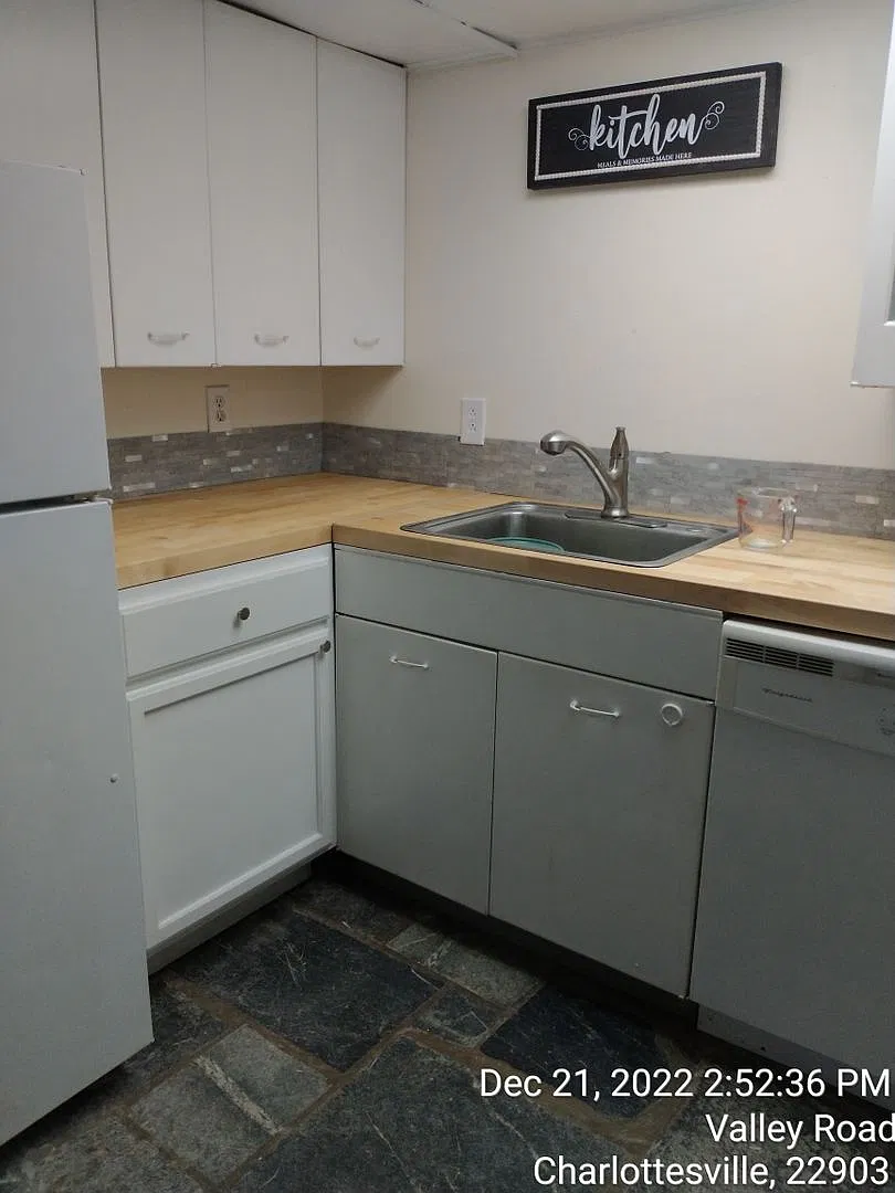 Backs up to the UVA south lawn section of campus 1 bdrm 1 bath 514 Valley Rd B Fully Furnished In... — Photo 4
