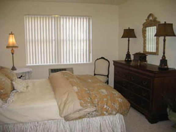 Bedroom w/walk-in closet