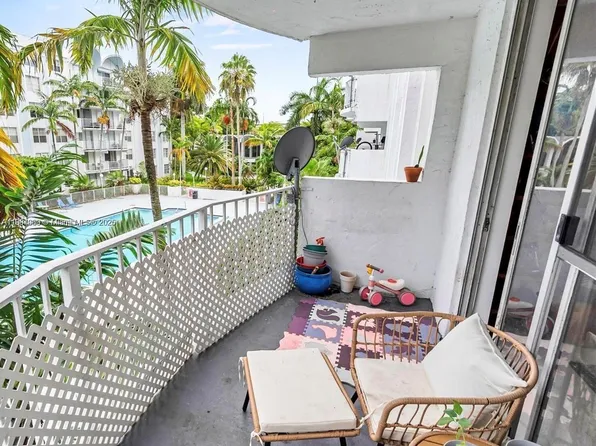 488 NW 165th St Rd APT B312, Miami, FL 33169