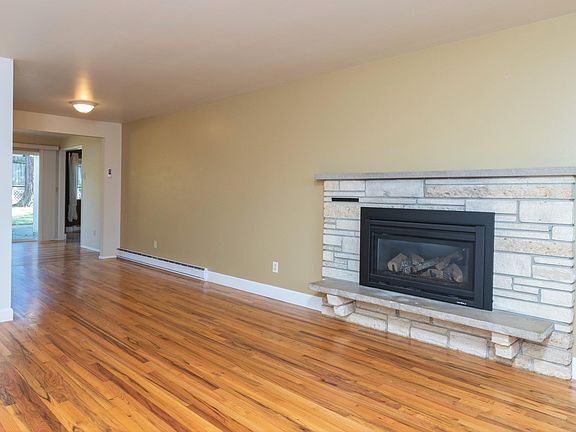 Entry way w/ gas fireplace