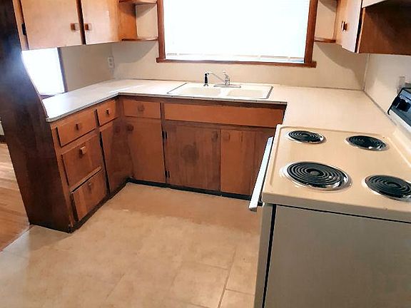 Fully equipped kitchen with range, dishwasher, refrigerator.