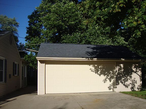 Garage 2 1/2 car