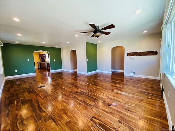 4th image of 228 Leslie Ave