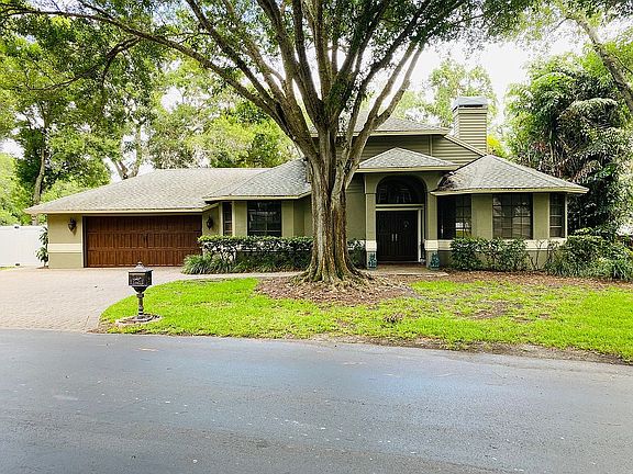 Dramatic Oaks surround