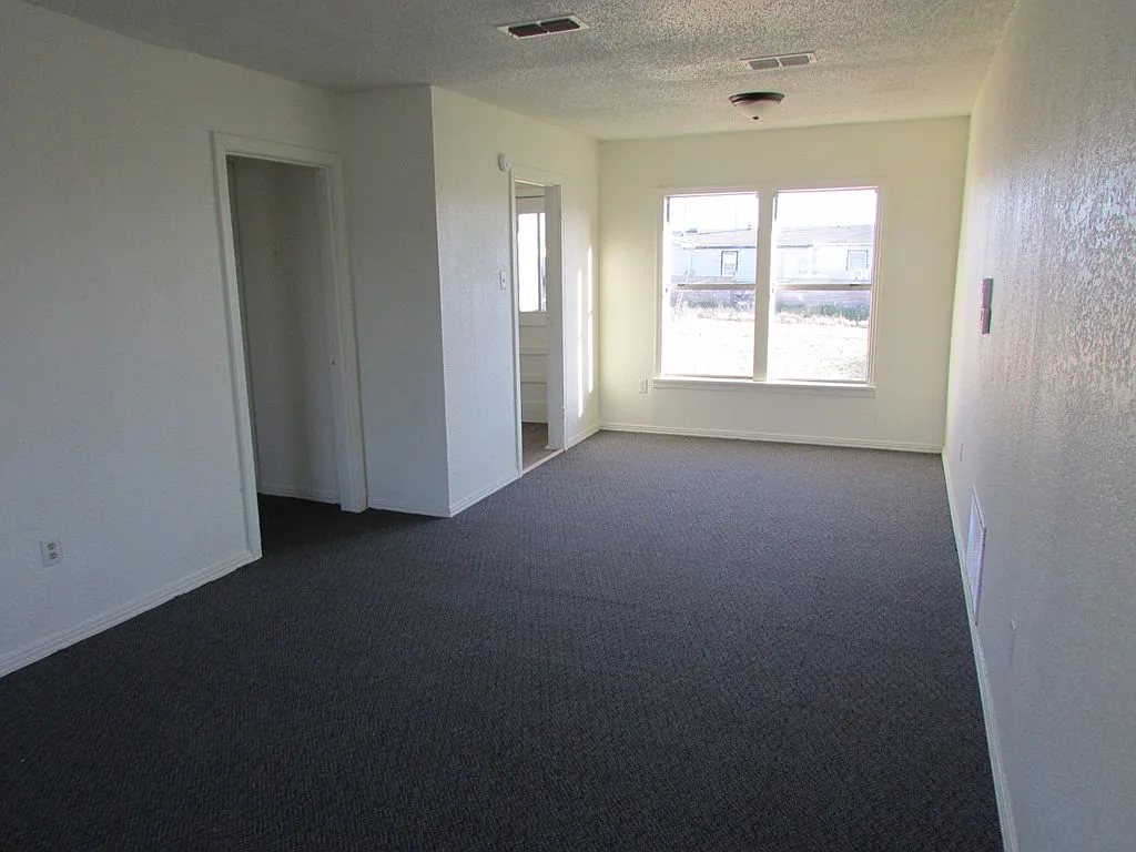 3 bed, 1.0 bath, 980 sqft, $1,700 — Photo 2