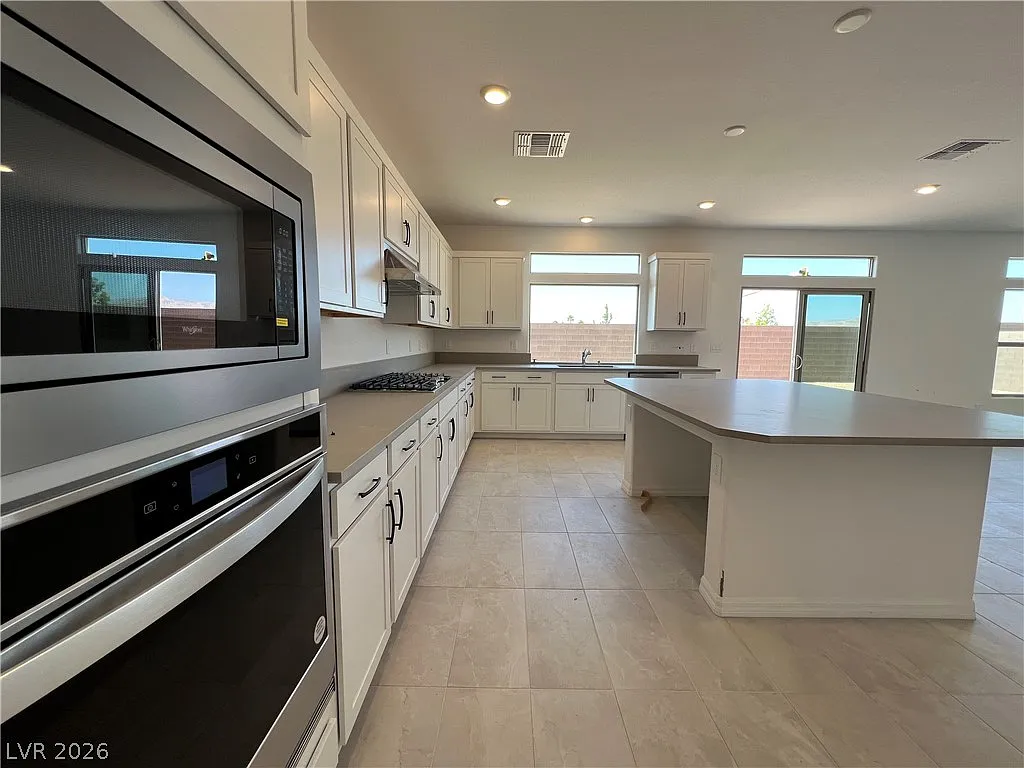 5 bed, 4.5 bath, 3866 sqft, $4,177 — Photo 3