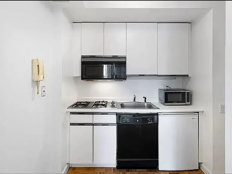 500 W 43rd St #7A — Photo 3