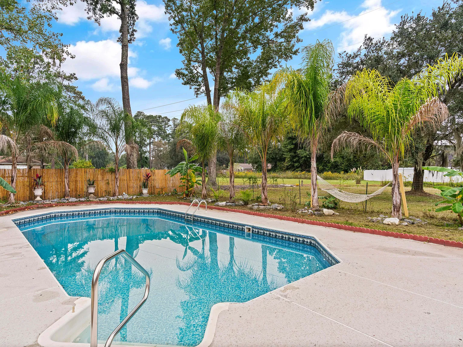 Poolside Oasis - Pet Friendly - Furnished 90+ night stays! — Photo 3
