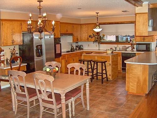 great, open kitchen with island