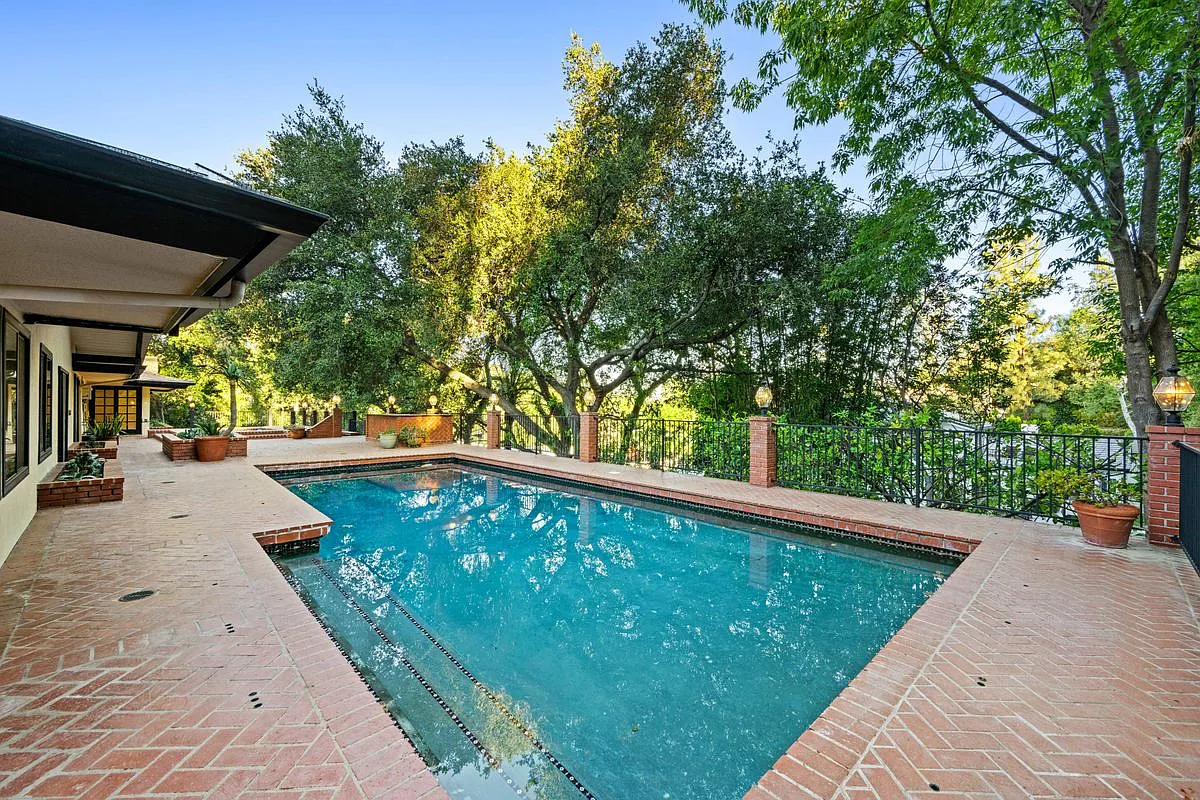 5 bed, 4.0 bath, 4205 sqft, $14,970 — Photo 1