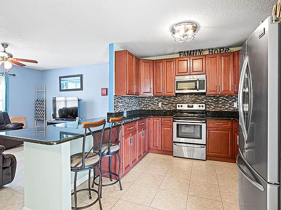 5th image of 372 SW Lakehurst Dr