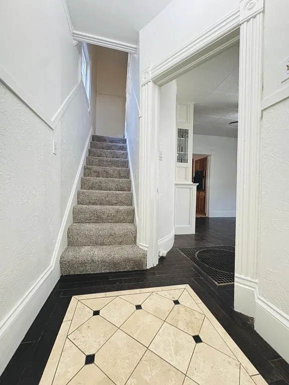 718 E Broadway — Photo 3