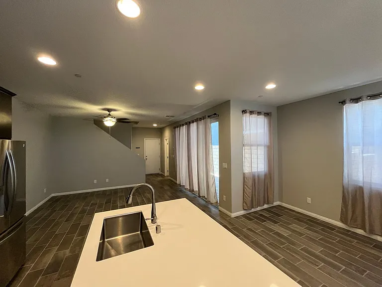 845 E Sunset Rd — Photo 4