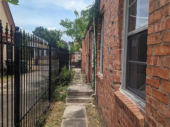 3rd image of 2628 Oakdale St
