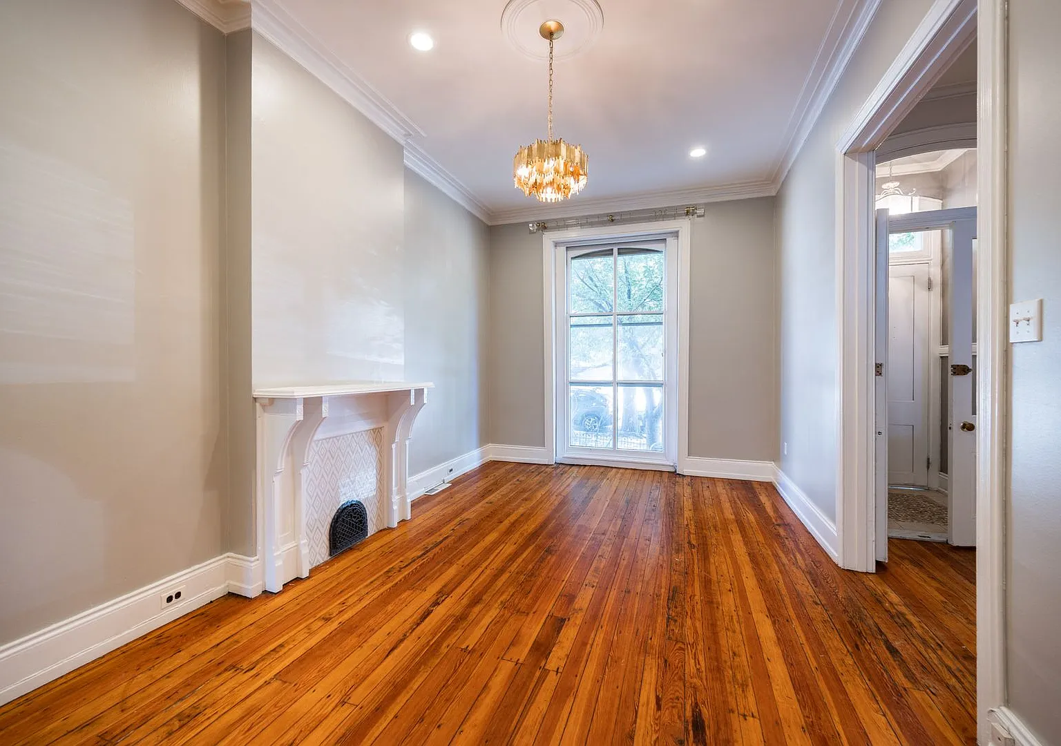 5 Bedroom Townhouse in Spruce Hill — Photo 3