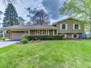 320 Suffield Ct, Geneva, IL 60134