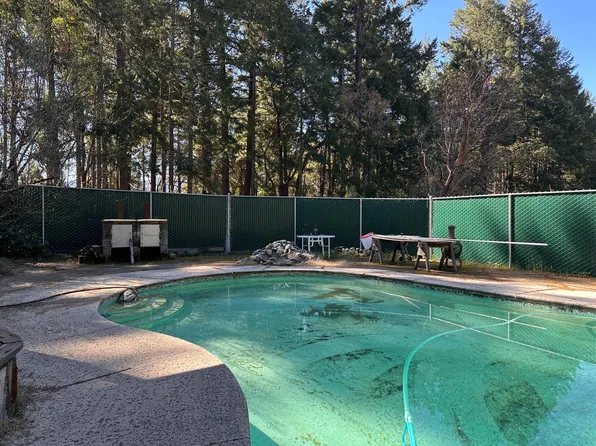 25 Sunset Ln, Willow Creek, CA 95573