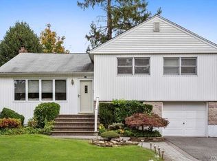 1 Patrica Ln, Syosset, NY 11791