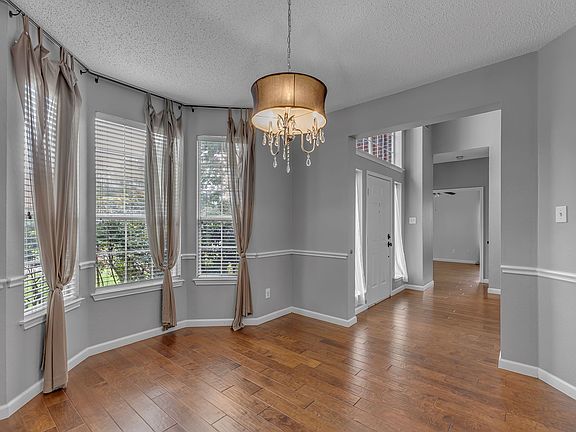 3rd image of 11512 Charlotte Ln