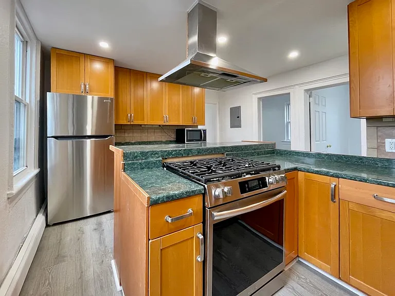 389 Monmouth St #3 — Photo 10