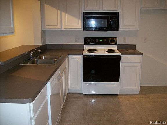 3rd image of 51816 Lionel Ln