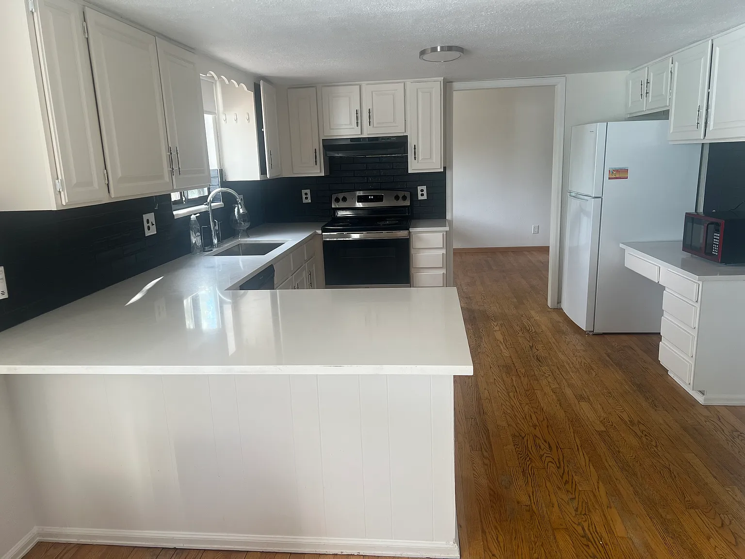 6 bed, 3.5 bath, 2816 sqft, $5,200 — Photo 3