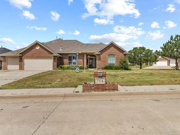 704 Crescent Cir, Midwest City, OK 73110