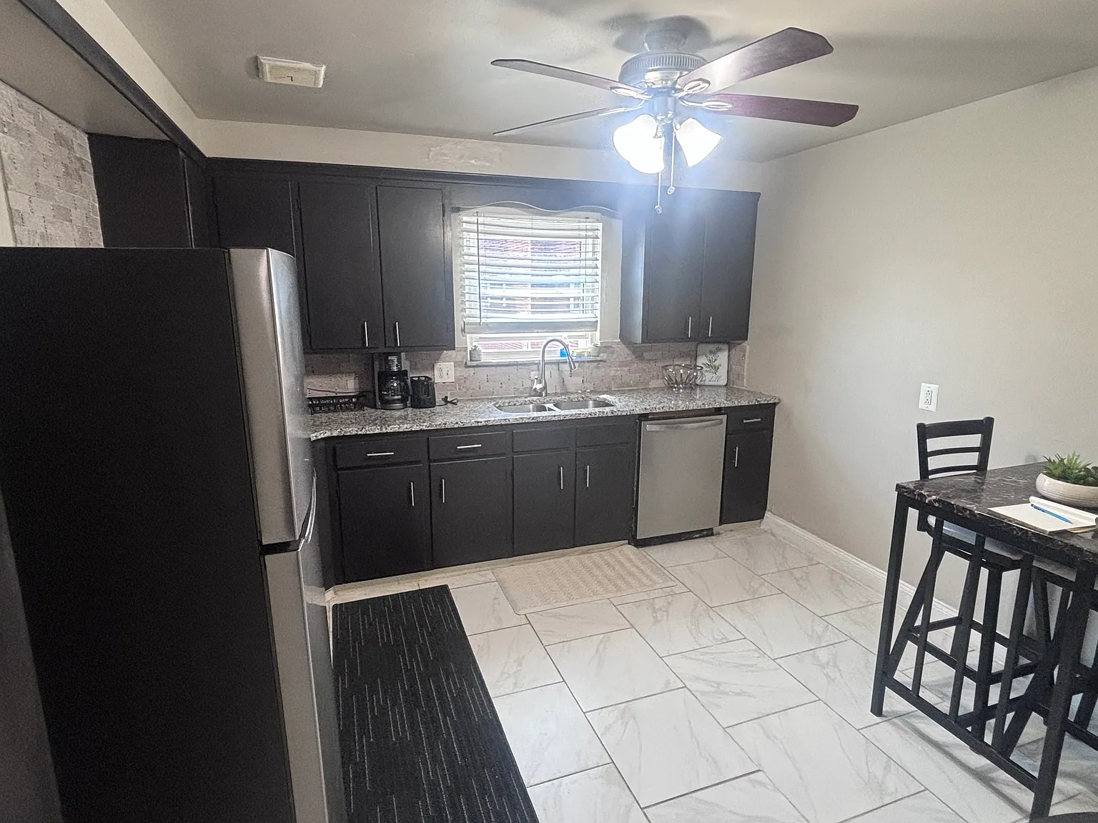 2 bed, 900 sqft, $1,895 — Photo 2