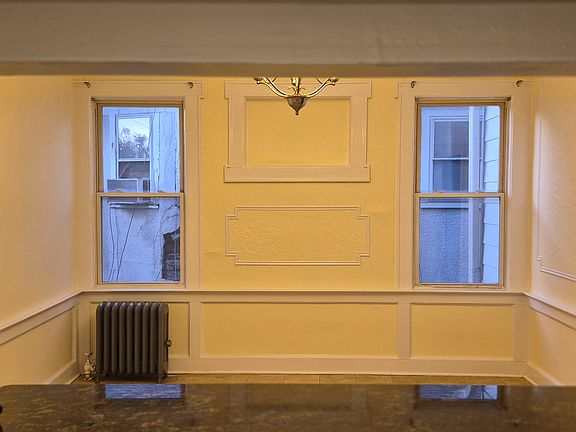 Kitchen Breakfast bar with visibility of full-size dining room area