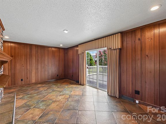 4th image of 404 N Greenbriar Rd