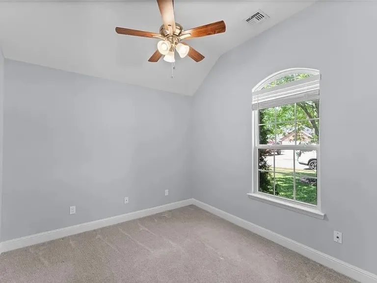 550 Bonanza St — Photo 16