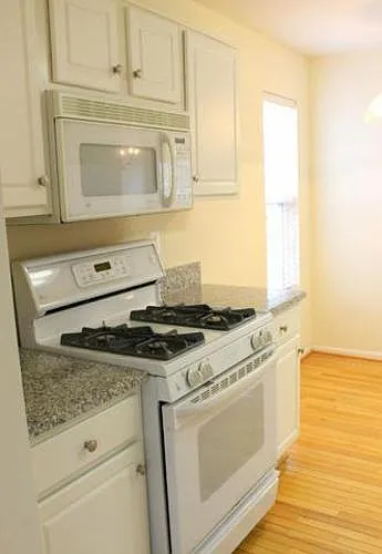 402 Silverbell Terrace NE — Photo 2