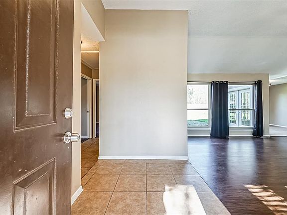 3rd image of 1309 Oak Hollow Dr