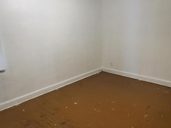 3rd image of 11828 College St