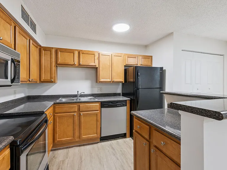 320 Black Oak Ct #204 — Photo 10