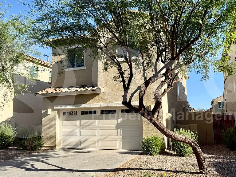 3739 E Trinity Ln — Photo 3