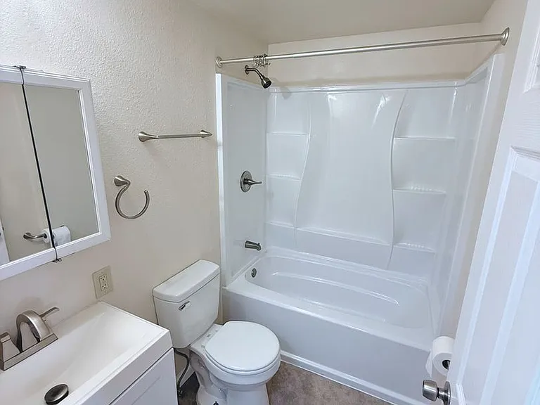Town Manor Apartments — Photo 11