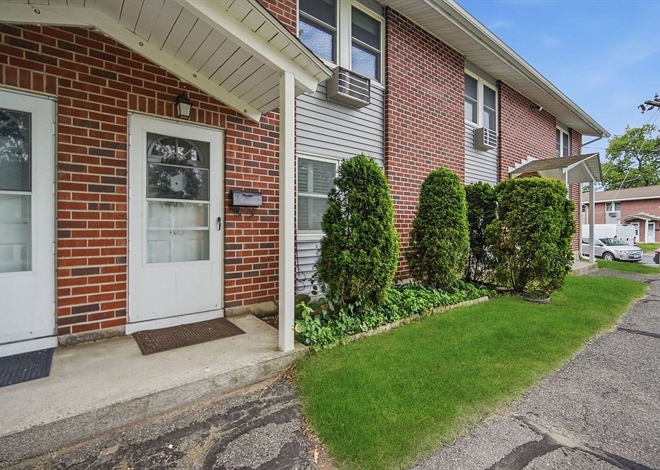 1st image of 103 Manor Ct #103