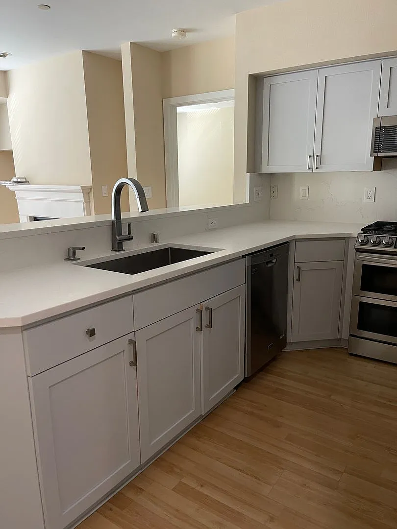 Fantastic Condo in the Heart of Downtown Bellevue with A/C and Assigned Garage Parking — Photo 4