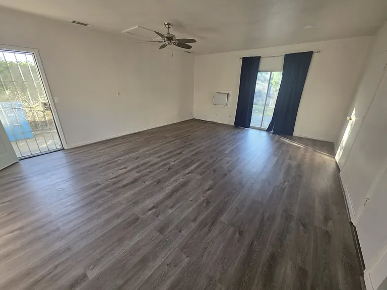 1120 Safford St — Photo 4